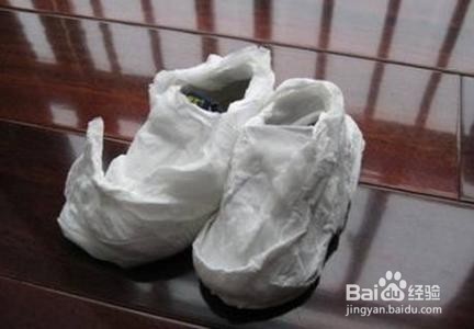 如何让泛黄的小白鞋变白