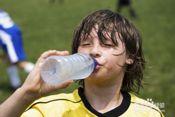 进行体育锻炼的人怎样补充运动饮料和食物