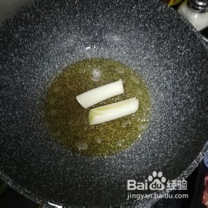 土豆炖鸭翅中的做法