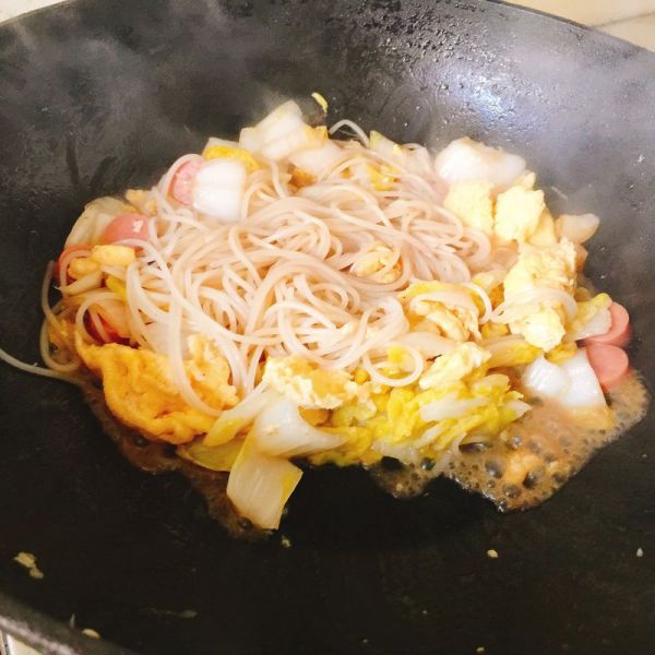 火腿鸡蛋炒米线