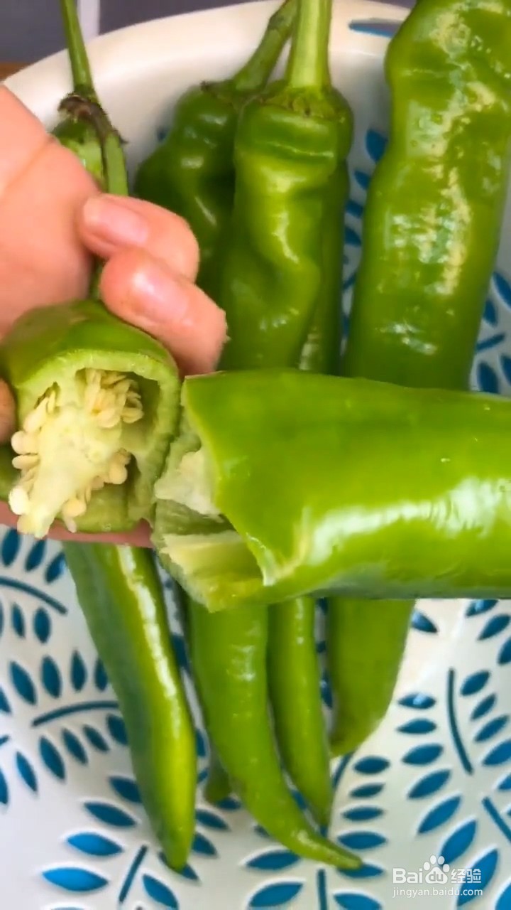 如何自制美味好吃的家常版辣椒金针菇