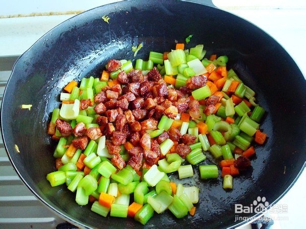 芹菜胡萝卜炒腊肠的步骤