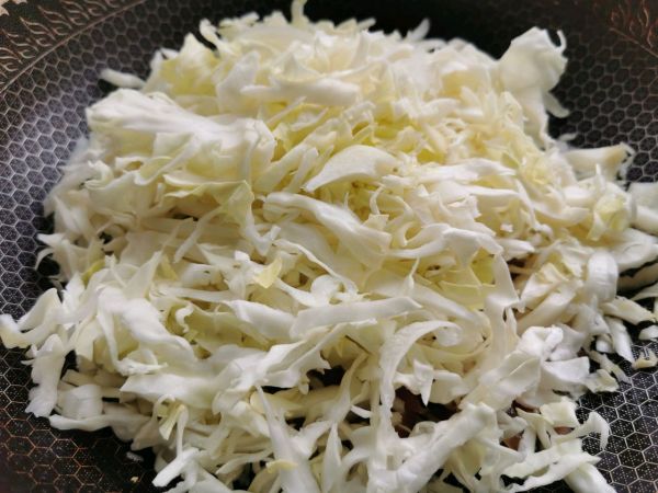 腊肠卷心菜炒面