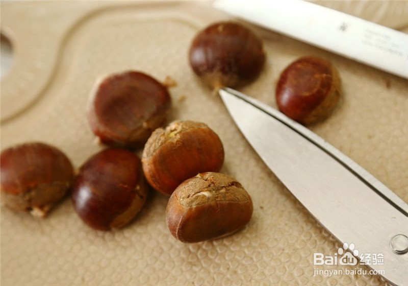 如何对煮熟的板栗进行剥皮?
