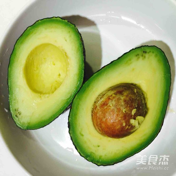 牛油果鸡蛋香肠三明治