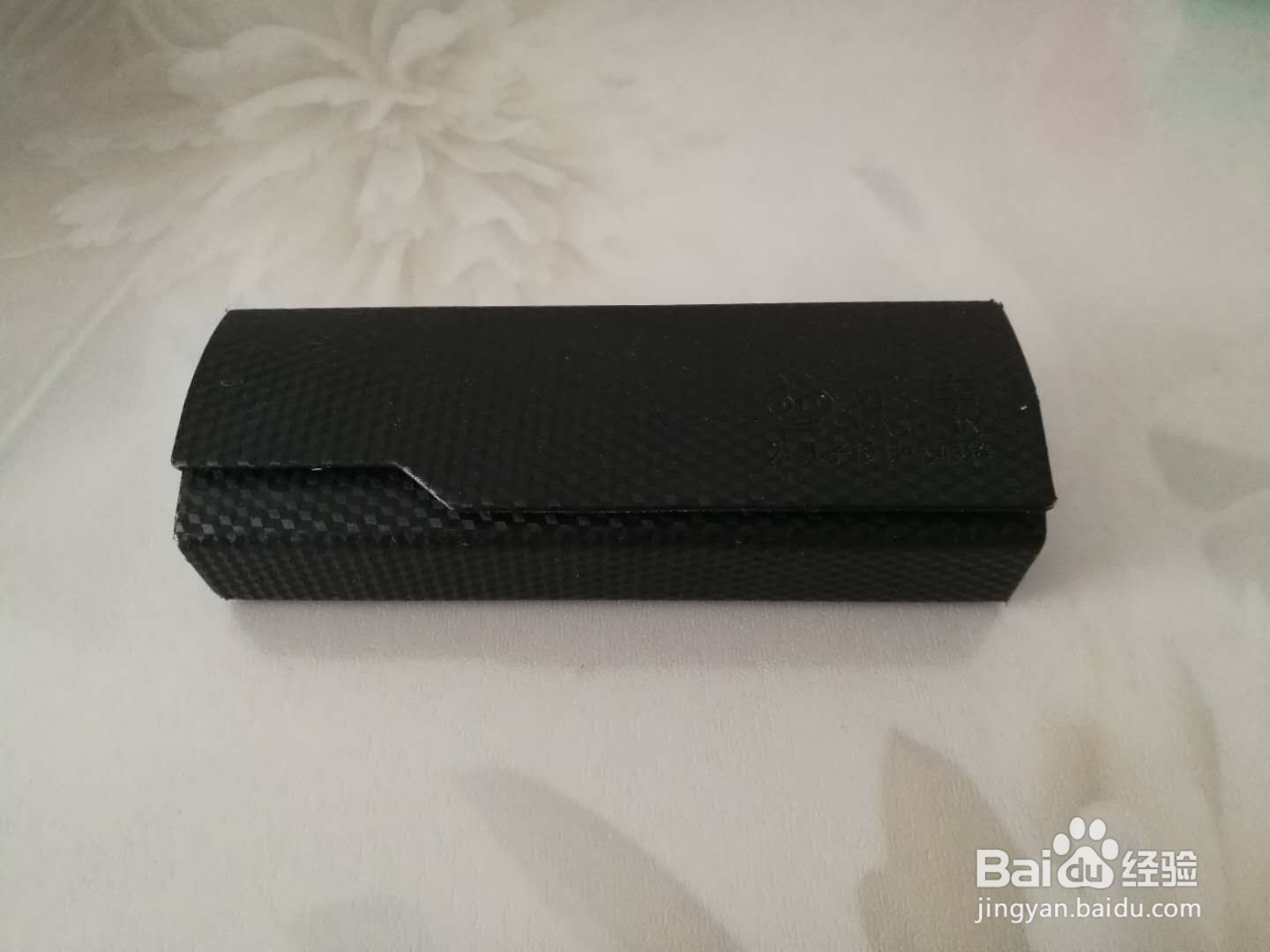 眼镜怎么放在眼镜盒里