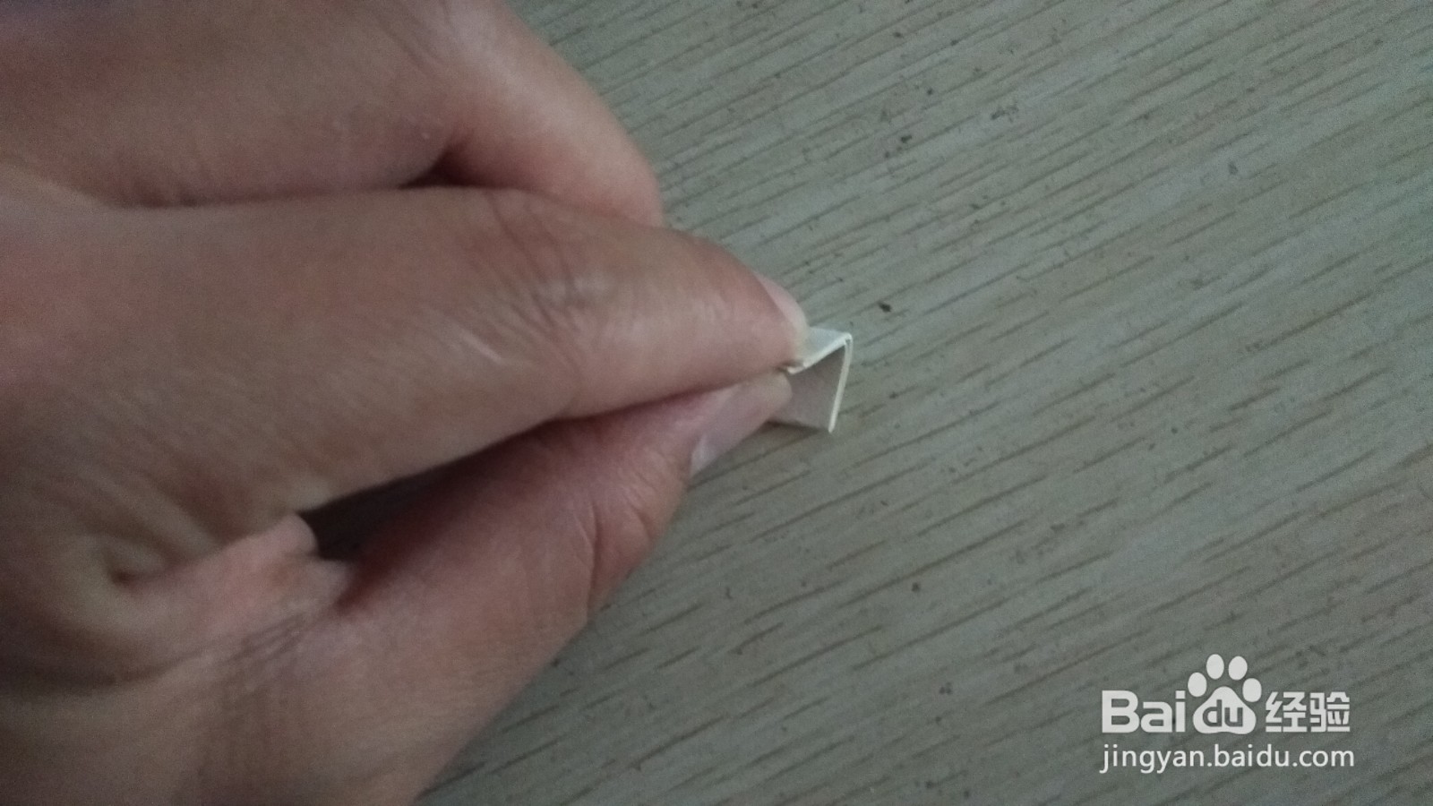 如何用一小条素描画纸做简易的中性笔的支架