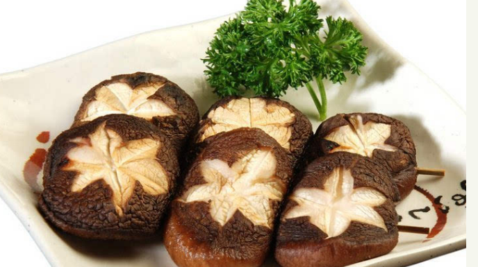 新鲜香菇用水焯了一下放到第二天吃可以吗