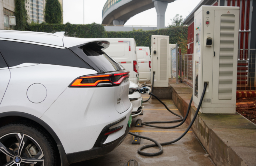 比亚迪宋燃油车电瓶没电充电多久要多少伏