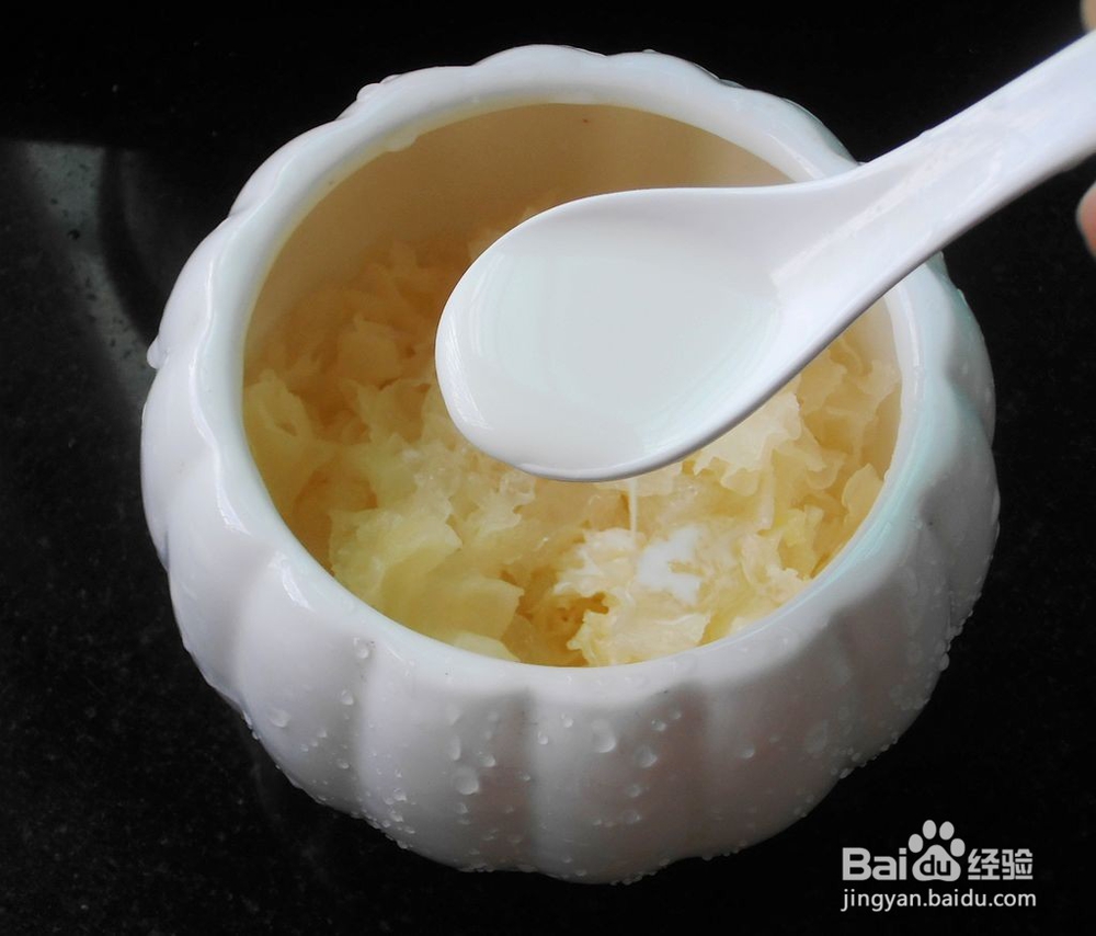 润肤美白--雪耳椰汁牛奶羹