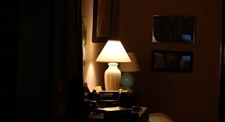 建议换衣服,睡觉的时候,只开一个比较昏暗的灯或者是断掉房间电源.