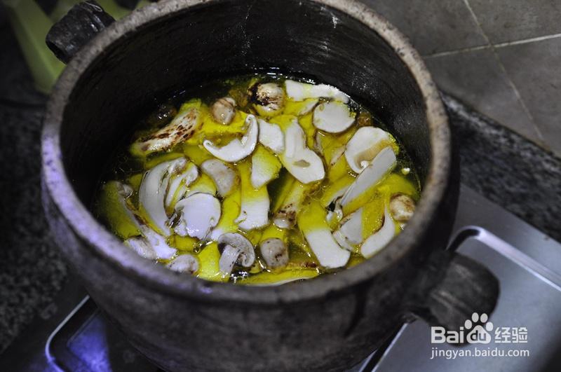 新手易做的鲜松茸土鸡汤