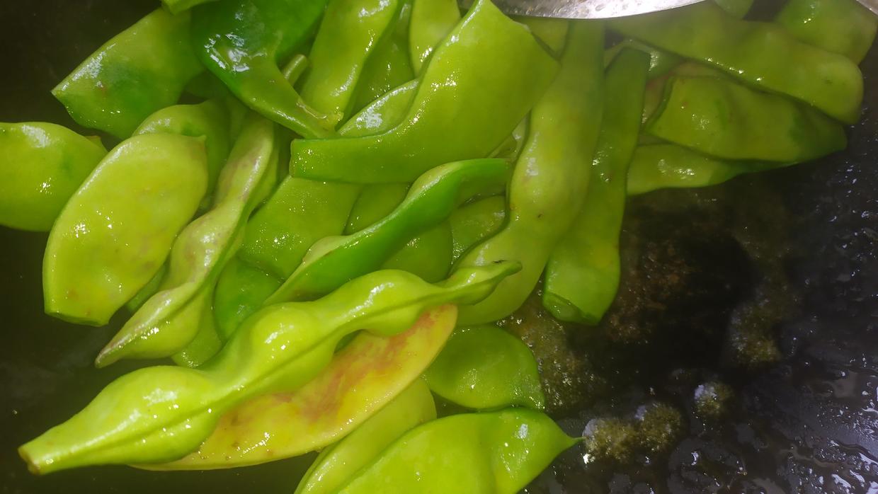 茄子土豆炖豆角,口感软糯,鲜香微辣,汤汁拌饭非常香