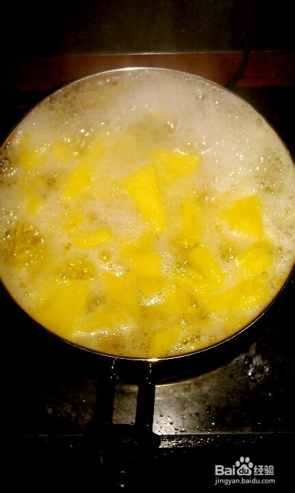 在家自制健康菠萝果汁给孩子喝