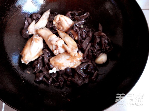 红蘑鸡翅的做法