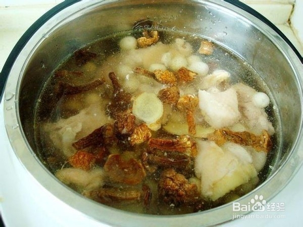 莲子姬松茸炖鸡的制作方法