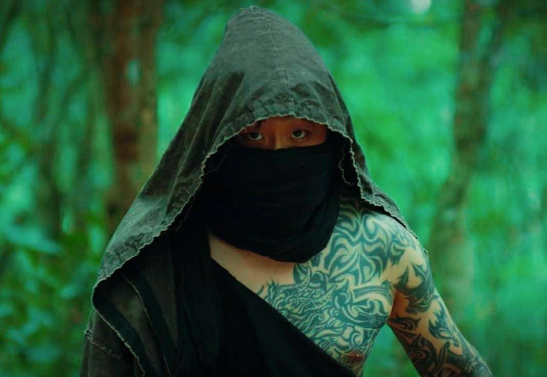 《终极笔记》巴乃的塌肩膀是谁