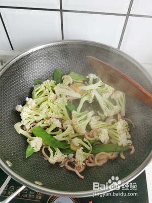 鱿鱼菜花荷兰豆的做法