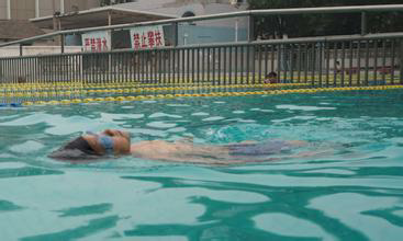 在水中解脱抽筋的方法