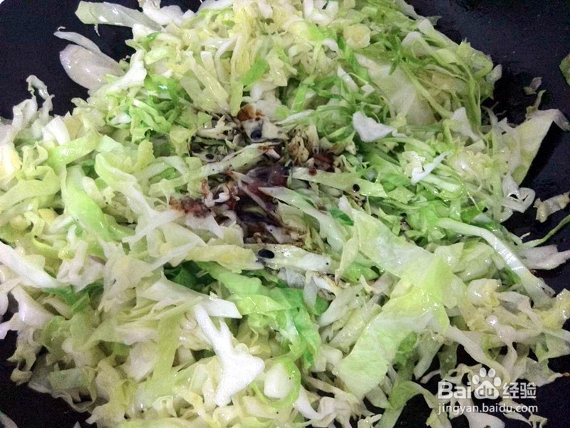圆白菜炒饼条的做法