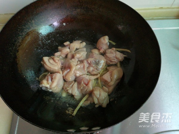 鸡肉宽粉炖红蘑