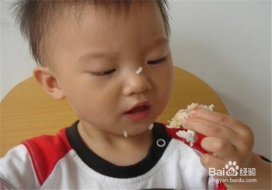 宝宝学习吃饭的黄金时期