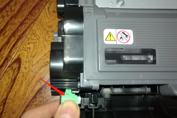 富士施乐s1810复印机更换完墨粉筒为什么还显示准备备份墨粉标志呢