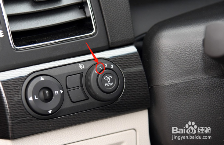 如何调节雪佛兰科帕奇车灯光的高度