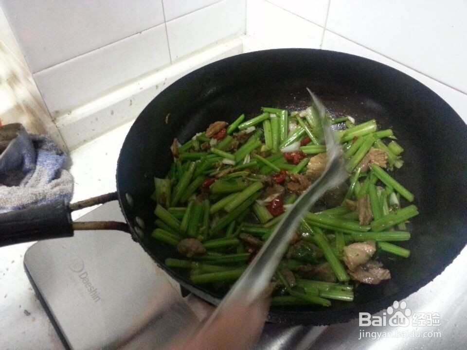 芹菜炒肉的做法