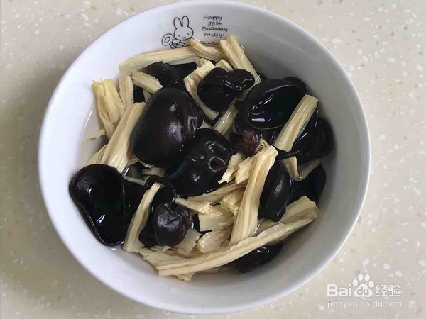 腐竹木耳炒鸡肉的做法
