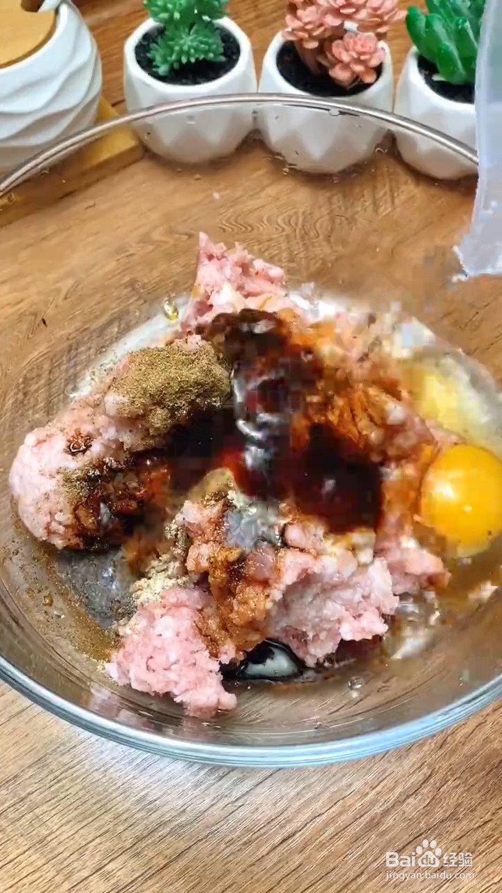 如何制作软糯鲜香的炸丸子