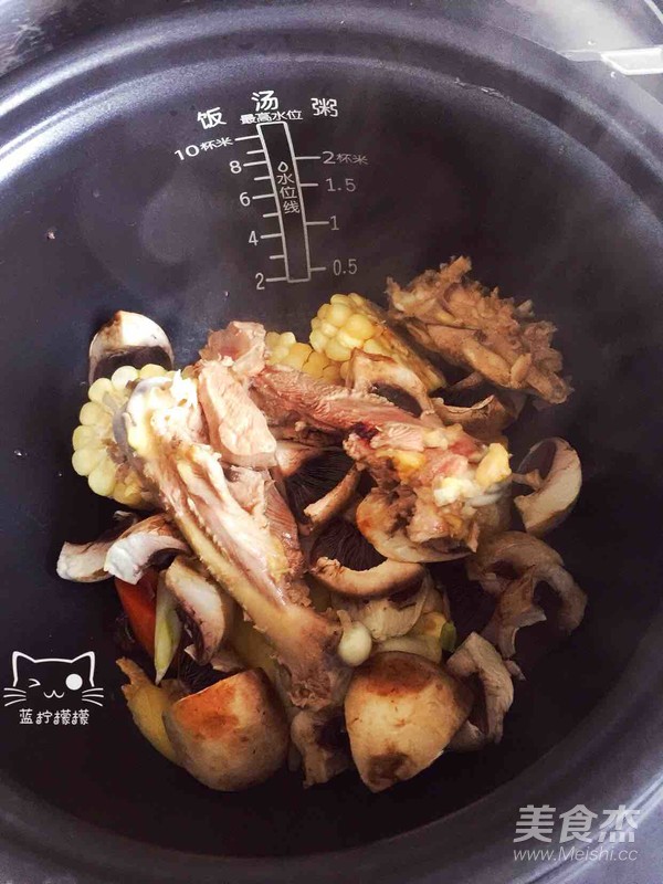 鸡腿骨玉米口蘑汤
