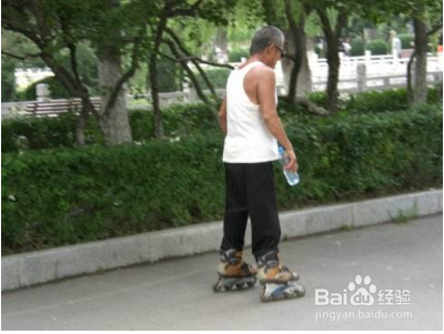 中老年人如何练习轮滑