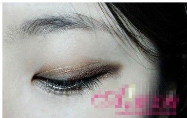 日系朦胧金棕眼妆