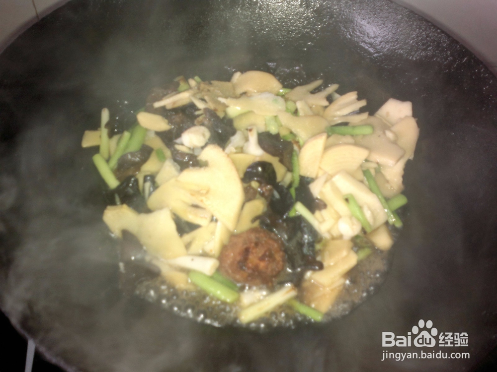 开春应季菜竹笋木耳炒蒜苗的做法