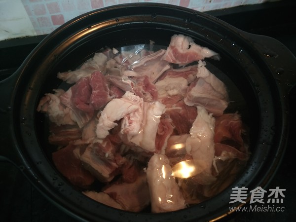 清炖牛肉菌菇汤