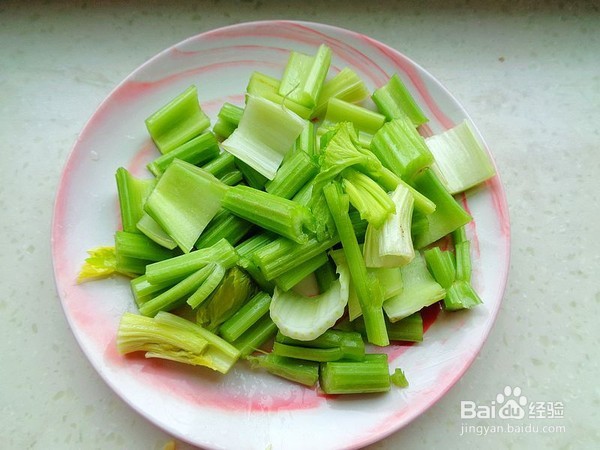 芹菜炒牛肚的做法
