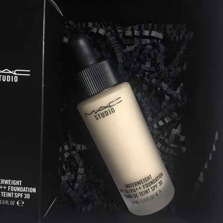 什么牌子的粉底液不卡粉这几款好用不容易卡粉~