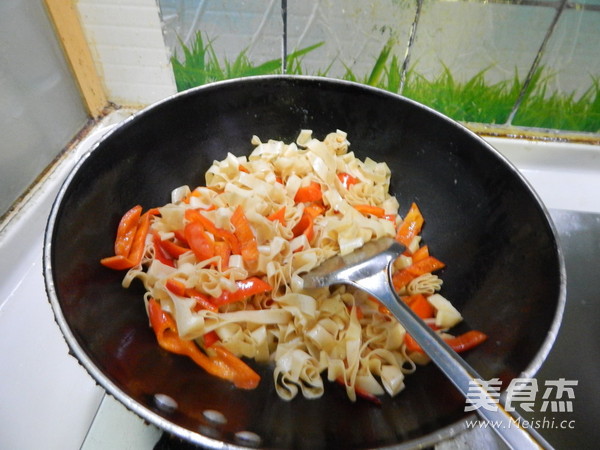 红椒炒豆皮的做法