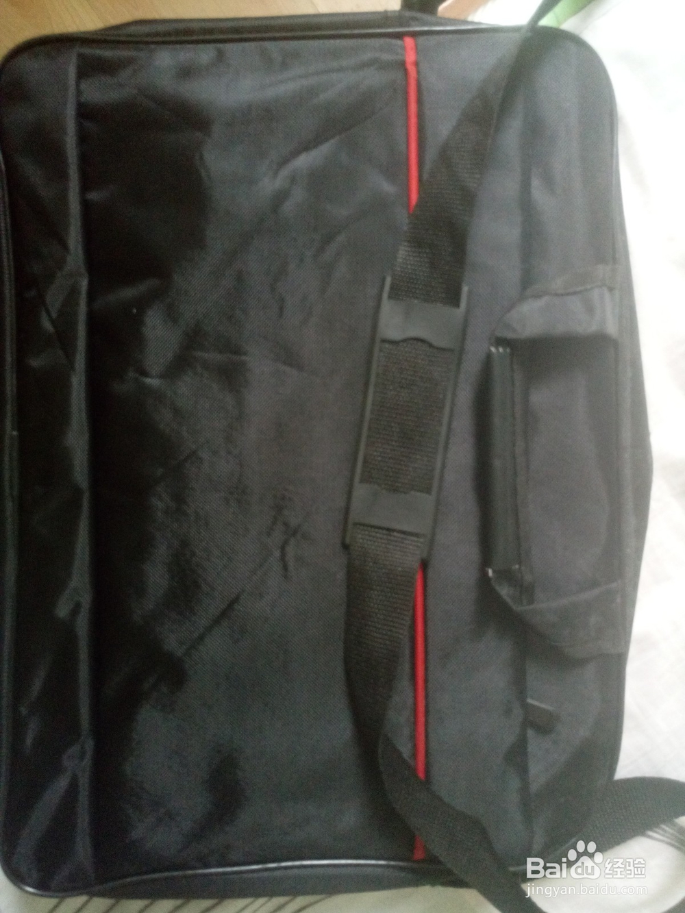 笔记本的斜挎带怎么装