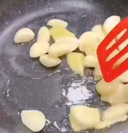 如何制作香菇焖鸡煲