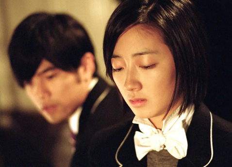 不能说的秘密叶湘伦第一次去路小雨家窗户里面站的人是谁