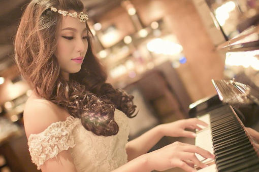 女孩子学吉他好还是学钢琴好