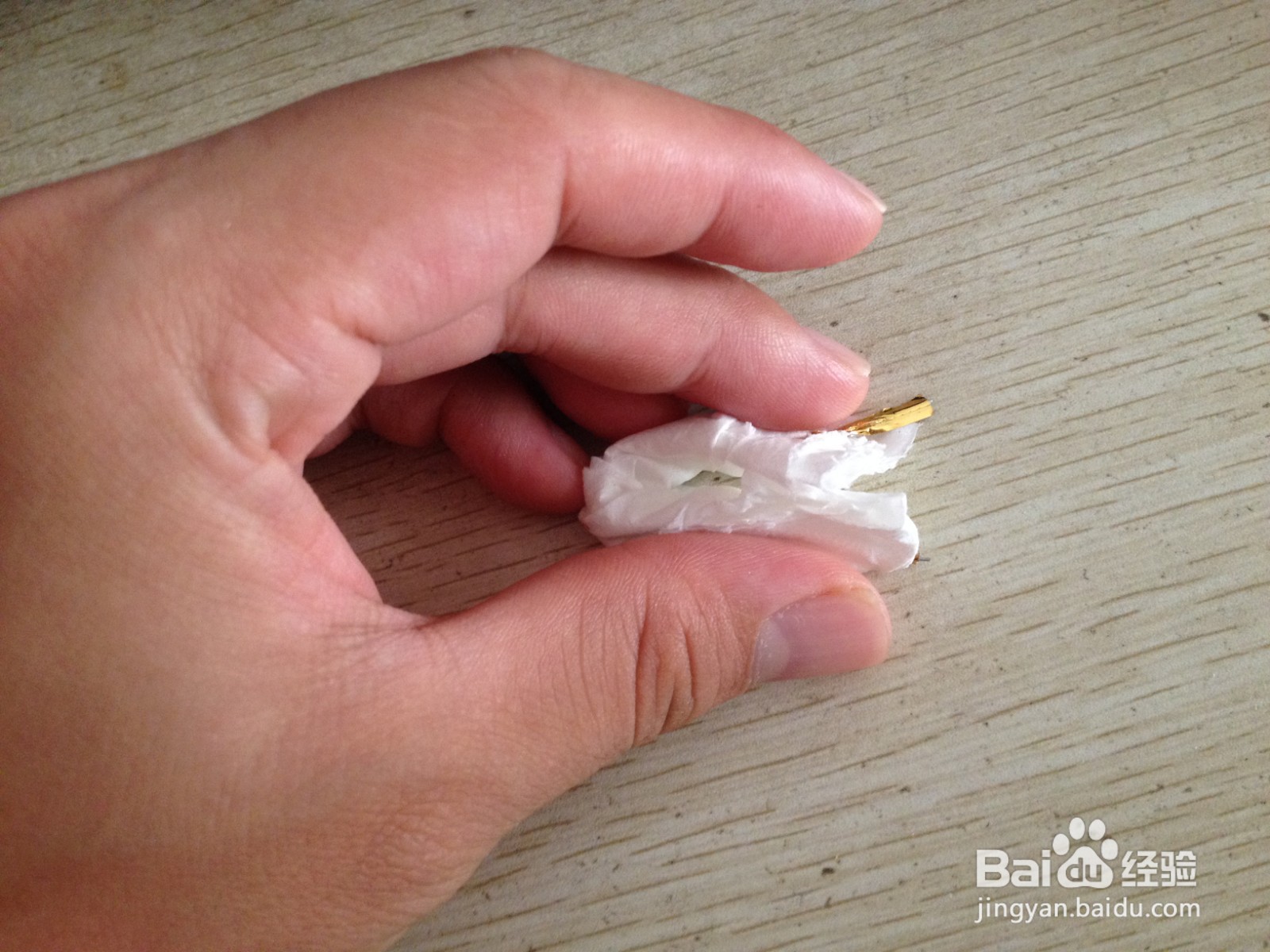 如何用一块卫生纸和面包袋绑绳做简易的钢笔支架