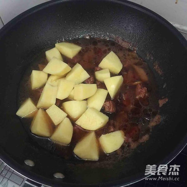 土豆炖牛肉的做法