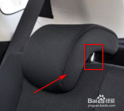 座椅头枕怎么往下调节?