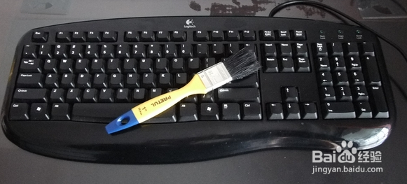 <b>电脑键盘如何清理</b>