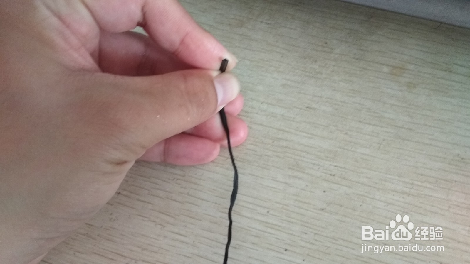 如何用一个数据线绑绳弯曲成简易的中性笔的支架