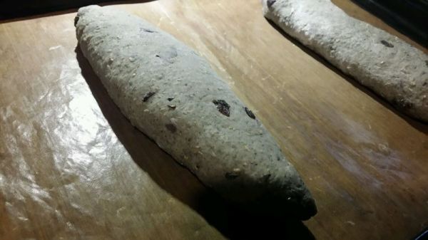 全麦黑提黑芝麻包