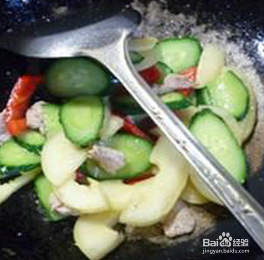 瘦肉片黄瓜炒人参果的做法